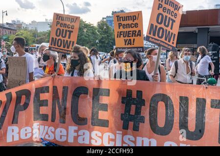 NEW YORK, NY - 21 AGOSTO 2020: Il 'March for the Dead' in memoria di coloro che sono morti di COVID-19 e per protestare contro l'amministrazione Trump. Foto Stock