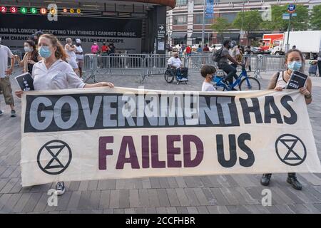 NEW YORK, NY - 21 AGOSTO 2020: Il 'March for the Dead' in memoria di coloro che sono morti di COVID-19 e per protestare contro l'amministrazione Trump. Foto Stock