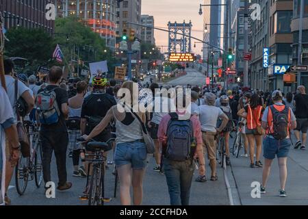 NEW YORK, NY - 21 AGOSTO 2020: Il 'March for the Dead' in memoria di coloro che sono morti di COVID-19 e per protestare contro l'amministrazione Trump. Foto Stock