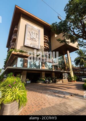 Candolim, Nord Goa, India - 23 novembre 2019: Vista sulla strada di Candolim in giornata di sole con l'esterno dell'hotel YU a Candolim, Nord Goa, India. Foto Stock