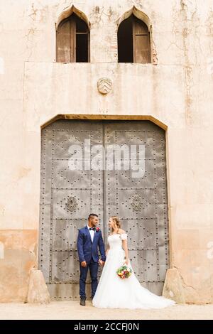 Matrimonio, sposi novelli, giovani adulti, diversità, amore, obiettivo Foto Stock