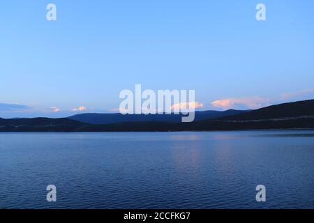 Mulini a vento sul Peljesac in Croazia, vista da Neum Foto Stock