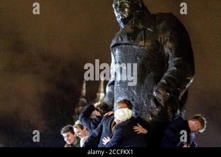 Londra, Inghilterra. Un gruppo di uomini che sostenevano l'uscita del Regno Unito dall'Unione europea festeggia la statua di Churchill, Piazza del Parlamento, durante le celebrazioni Brexit del 31 gennaio 2020. Alle 23.00 del 31 gennaio 2020 il Regno Unito lasciò l'Unione europea dopo il referendum del 23 giugno 2016. Foto Stock