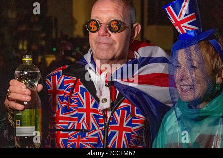 Londra, Inghilterra.un uomo e una donna che celebrano l'esiti del Regno Unito in una serata di celebrazioni Brexit organizzata da Leave Meand partono per celebrare l'uscita del Regno Unito dall'Unione europea alle 11 di venerdì 31 gennaio 2020, sulla base del referndum del 23 giugno 2016. Foto Stock