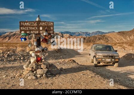 Cartello stradale all'incrocio con teakettle su Racetrack Valley Road, 4WD veicolo, Mojave Desert nel Death Valley National Park, California, USA Foto Stock