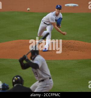 Los Angeles, Stati Uniti. 21 Agosto 2020. Il lanciatore Walker Buehler di partenza dei Dodgers di Los Angeles consegna un campo a Charlie Blackmon di Colorado Rockies nel terzo inning al Dodger Stadium di Los Angeles venerdì 21 agosto 2020. Foto di Jim Ruymen/UPI Credit: UPI/Alamy Live News Foto Stock