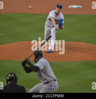 Los Angeles, Stati Uniti. 21 Agosto 2020. Il lanciatore Walker Buehler di partenza dei Dodgers di Los Angeles consegna un campo a Charlie Blackmon di Colorado Rockies nel terzo inning al Dodger Stadium di Los Angeles venerdì 21 agosto 2020. Foto di Jim Ruymen/UPI Credit: UPI/Alamy Live News Foto Stock