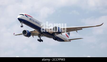 British Airways Airbus a350 G-XWBC sull'approccio finale all'aeroporto di Londra-Heathrow LHR Foto Stock