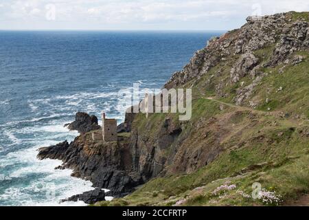 Rovine iconiche delle case motore Crowns della miniera di Botallack, Cornovaglia, Regno Unito Foto Stock