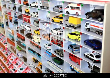 I modelli pressofusi sono esposti per la vendita su uno scaffale in un negozio di giocattoli Foto Stock