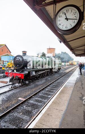 Ex-GWR Steam loco 6990 "Witherslack Hall" presso la stazione di Minehead, West Somerset Railway Spring Gala, Inghilterra, Regno Unito Foto Stock