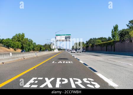 8 agosto 2020 San Ramon / CA / USA - corsia espressa designata su una superstrada nella zona della baia di San Francisco; le corsie Express aiutano a gestire la capacità della corsia consentendo Foto Stock