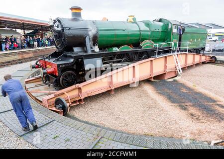 Ex-GWR Steam loco 6960 'Raveningham Hall' sul giradischi a Minehead, West Somerset Railway Spring Gala, Inghilterra, Regno Unito Foto Stock