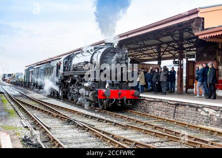 Ex-USA S160 Steam loco 6046 in arrivo alla stazione di Minehead con un treno merci, West Somerset Railway Spring Gala, Inghilterra, Regno Unito Foto Stock