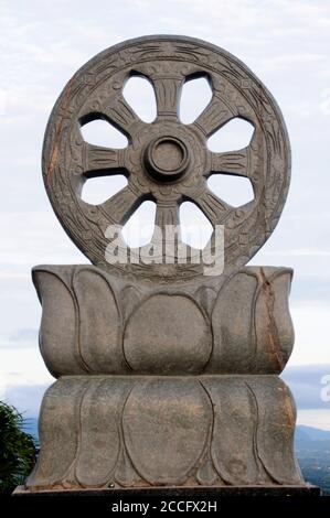 Dharmachakra o ruota di Dhamma a Wat Pa Phu Hai Long nella provincia di Nakhon Ratchasima, Thailandia nordorientale. Foto Stock