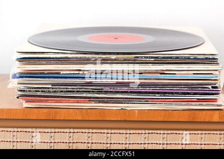 Pila di dischi in vinile sul lettore radio vintage Foto Stock