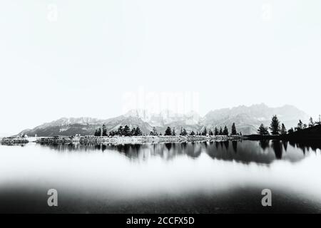 Astbergspeichersee nel Going Am Wilden Kaiser con la meravigliosa riflessione Del Wilder Kaiser Foto Stock