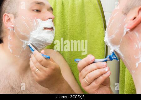 bellezza, igiene, rasatura, cura del corpo e concetto di persone Foto Stock