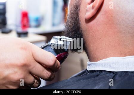 Taglio e styling della barba. Primo piano di una foto ritagliata di una barba. Pubblicità e concetto di barbiere. Foto Stock