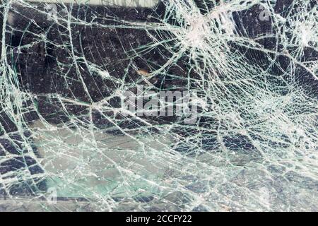 finestrino dell'auto rotto, un incidente sulla strada. Movimento sicuro. Foto Stock