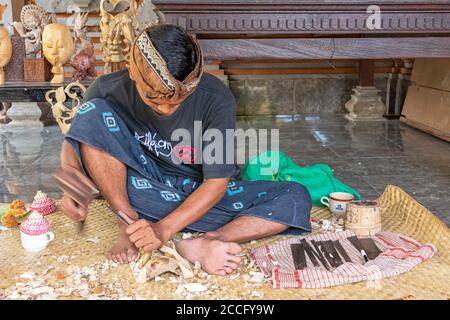 La scultura in legno balinese è un'imbarcazione tradizionale altamente rispettata e gli intagliatori sono estremamente talentuosi e producono migliaia di oggetti per il turista Foto Stock