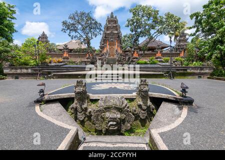 Pura Taman Saraswati, ufficialmente pura Taman Kemuda Saraswati, conosciuto anche come il Palazzo dell'acqua di Ubud, è un tempio indù balinese di Ubud, Bali, Indonesia Foto Stock