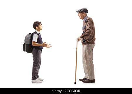 Foto di un ragazzo di scuola e di un nonno avere una conversazione isolata su sfondo bianco Foto Stock