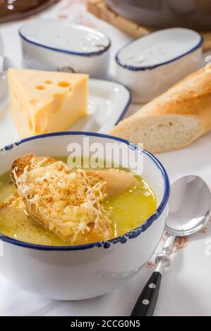 Zuppa di cipolla con pane tostato in un recipiente bianco Foto Stock