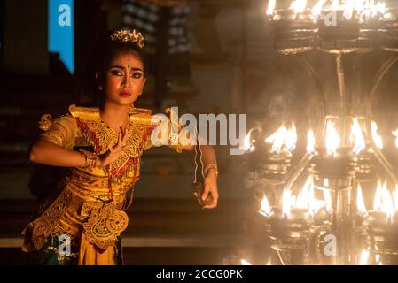 L'esecuzione è chiamata ‘danza Kecak’, un titolo onomatopoeico per il suono del canto continuo fatto dal coro degli uomini scimmia come nessun strumento Foto Stock