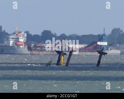 Sheerness, Kent, Regno Unito. 22 agosto 2020. Regno Unito Meteo: Un inizio di giornata soleggiato, ma con ulteriori forti venti. Relitto SS Richard Montgomery a bassa marea, con dragante nave 'City of Westminster' ancorata in lontananza. Credit: James Bell/Alamy Live News Foto Stock