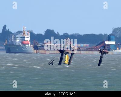 Sheerness, Kent, Regno Unito. 22 agosto 2020. Regno Unito Meteo: Un inizio di giornata soleggiato, ma con ulteriori forti venti. Relitto SS Richard Montgomery a bassa marea, con dragante nave 'City of Westminster' ancorata in lontananza. Credit: James Bell/Alamy Live News Foto Stock