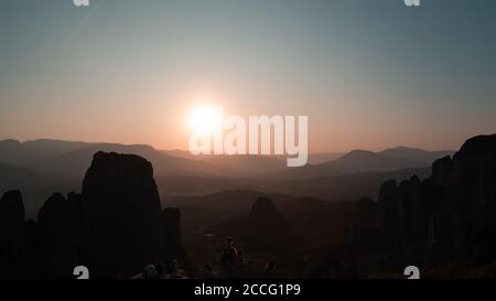 Meteora, un vasto complesso di gigantesche colonne rocciose con monasteri. Tramonto in Grecia. Foto Stock