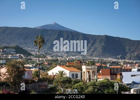 Vista da Puerto de la Cruz nella valle di Orotava verso Pico del Teide (3715 m), Tenerife, Isole Canarie, Spagna Foto Stock