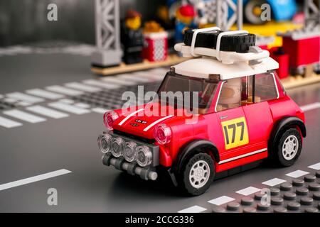 Tambov, Federazione Russa - 18 Agosto 2019 Lego 1967 Mini Cooper S Rally auto da LEGO Speed Champions su strada baseplate vicino stazione pit stop. Studio Foto Stock