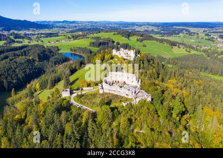 Rovine del castello Eisenberg e Hohenfreyberg con lo stagno del castello di Schweingger, vicino a Eisenberg, vista aerea, Ostallgäu, Allgäu, Svevia, Baviera, Germania Foto Stock