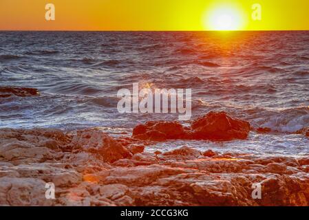 Bel tramonto sull'oceano. Sunrise in mare Foto Stock