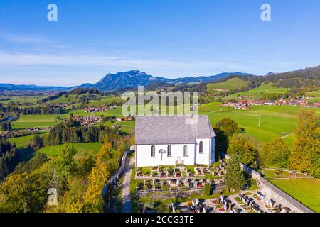 Chiesa del Castello di San Michele a Schöllang, vicino Oberstdorf, registrazione di droni, Oberallgäu, Allgäu, Svevia, Baviera, Germania Foto Stock