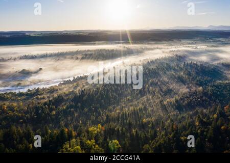 Isar nella riserva naturale di Pupplinger Au all'alba, Isarauen, vicino a Wolfratshausen, vista aerea, alta Baviera, Baviera, Germania Foto Stock