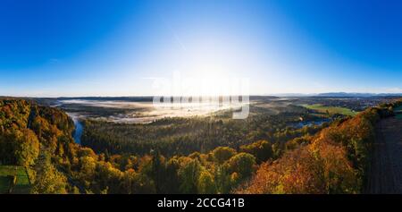 Bocca del Loisach nell'Isar, Pupplinger Au all'alba, riserva naturale di Isarauen, vicino a Wolfratshausen, vista aerea, alta Baviera, Baviera, Germa Foto Stock