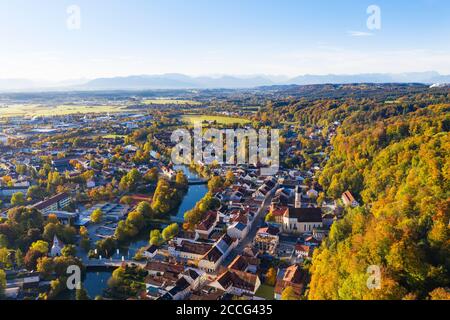 Altstadt Wolfratshausen con Loisach, vista aerea, alta Baviera, Baviera, Germania Foto Stock