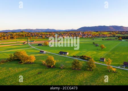 Königsdorf con catena alpina, Tölzer Land, vista aerea, alta Baviera, Baviera, Germania Foto Stock