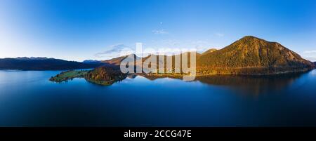 Panorama da Walchensee con la penisola di Zwergern e Herzogstand alla luce del mattino, vista aerea, alta Baviera, Baviera, Germania Foto Stock