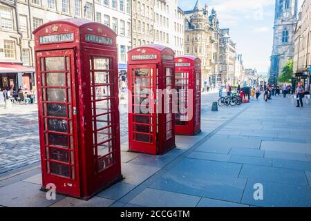 Edimburgo Scozia 6 agosto 2020 retro vecchie cabine telefoniche rosse su Royal Mile Street a Edimburgo, capitale della Scozia, Regno Unito Foto Stock