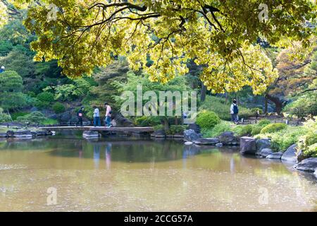 Tokyo, Giappone - Giardini Kyu-Furukawa a Tokyo, Giappone. Il parco comprende un antico palazzo in stile occidentale con un roseto. Foto Stock