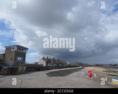 Sheerness, Kent, Regno Unito. 22 agosto 2020. Regno Unito Meteo: Un inizio di giornata soleggiato, ma con ulteriori forti venti. Le nuvole di pioggia si profilano sulla Shierness. Credit: James Bell/Alamy Live News Foto Stock