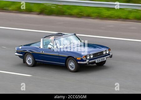 Anni '1974 70 '70 Blue Triumph Stag Auto; veicoli in movimento per il traffico veicolare, auto che guidano veicoli sulle strade del Regno Unito, motori, motori sulla rete autostradale M6, Regno Unito Foto Stock