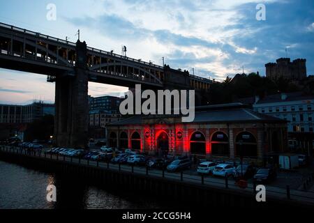 Newcastle/UK: 11 agosto 2020: Newcastle Riverside Venue in mostra nella campagna We Make Events (Light IT in Red, Red Alert) Foto Stock