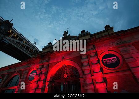 Newcastle/UK: 11 agosto 2020: Newcastle Riverside Venue in mostra nella campagna We Make Events (Light IT in Red, Red Alert) Foto Stock