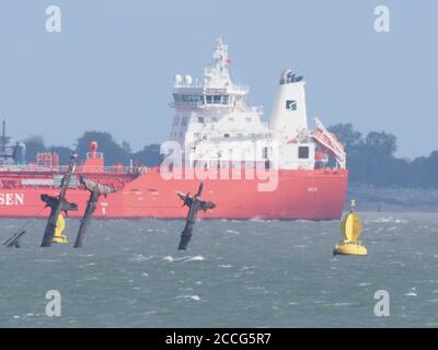 Sheerness, Kent, Regno Unito. 22 agosto 2020. Regno Unito Meteo: Un inizio di giornata soleggiato, ma con ulteriori forti venti. Relitto SS Richard Montgomery a bassa marea, con una nave che passa in lontananza. Credit: James Bell/Alamy Live News Foto Stock