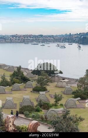 Guardando verso il basso sulle famose tende da campeggio preerette disponibili per il noleggio a Cockatoo Island nel porto di Sydney, Australia Foto Stock